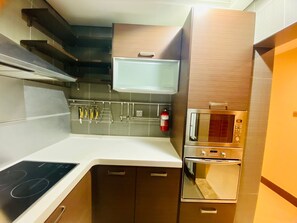 ثلاجة، فرن، موقد طهي مسطح، غلّاية كهربائية