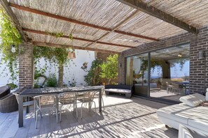 Outdoor dining - Villa Spectacular Casa Negra with Sea View, Pool, Garden & Wi-Fi (Torrox Costa)