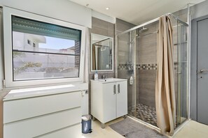 Dusj, hårføner og håndklær