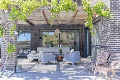 Villa Spectacular Casa Negra with Sea View, Pool, Garden & Wi-Fi