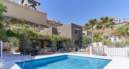Villa Spectacular Casa Negra mit Meerblick, Pool, Garten & WLAN