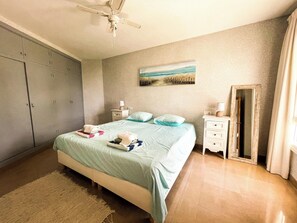 2 室のベッドルーム、アイロン / アイロン台、WiFi (無料)、ベッドシーツ