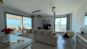 Una sala de estar moderna con un sofá, una mesa de comedor y una televisión.