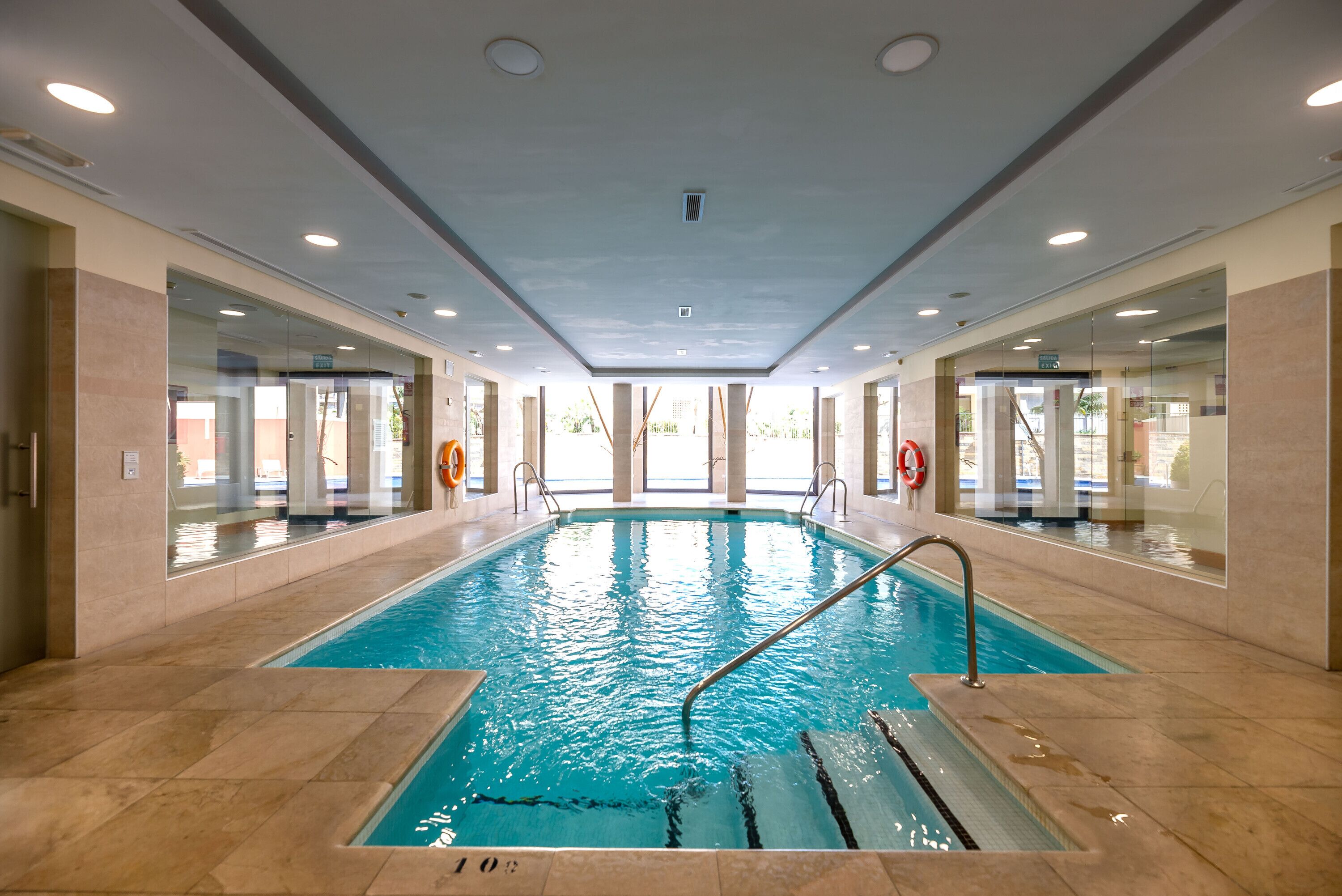 Innendørsbasseng og et oppvarmet basseng