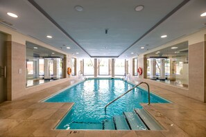 Una piscina techada, una piscina climatizada