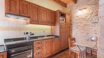 Frigorífico, microondas, horno y placa de cocina