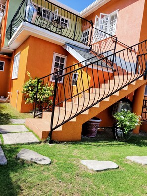 Property grounds - Bright light airy studios comfortable and cozy d (Ocho rios)