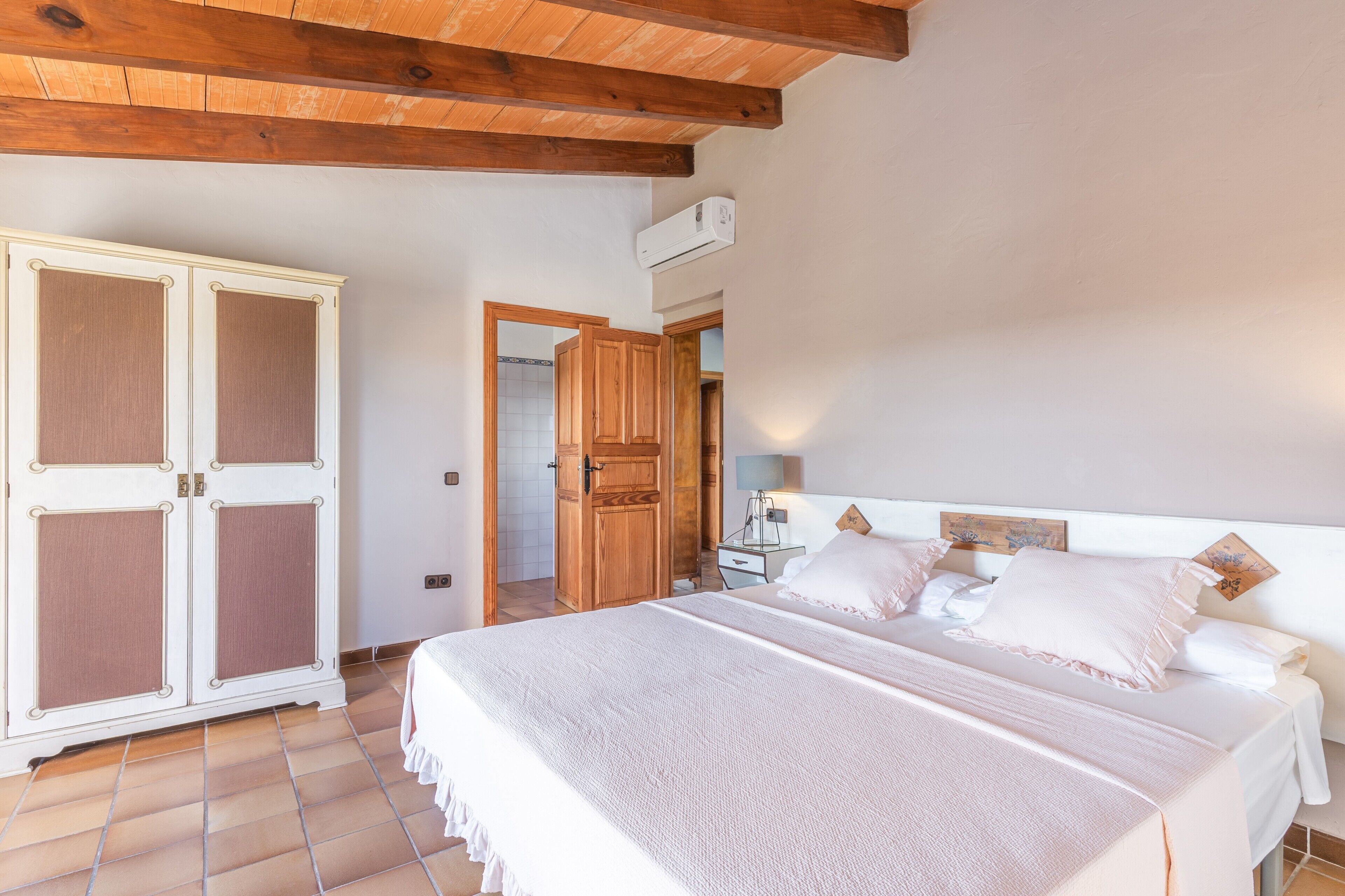 2 室のベッドルーム、WiFi (無料)、ベッドシーツ