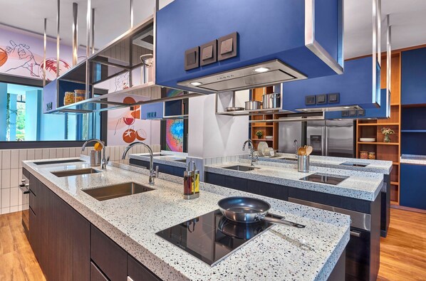 Réfrigérateur dans l'espace commun, micro-ondes dans l'espace commun