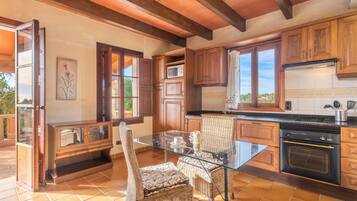 Køleskab, mikrobølgeovn, ovn, kogeplade