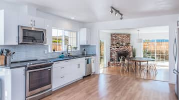 Geladeira, micro-ondas, fogão, cooktop