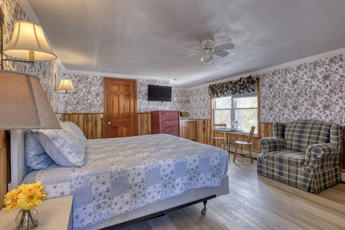 1 bedroom, desk, iron/ironing board, travel cot