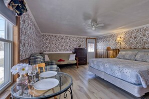1 Schlafzimmer, Schreibtisch, Bügeleisen/Bügelbrett, Reisekinderbett
