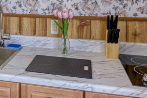 Fridge, microwave, coffee/tea maker, toaster - 17 Lodge Near Acadia. Sleeps 4 Open Hearth Inn (Trenton)