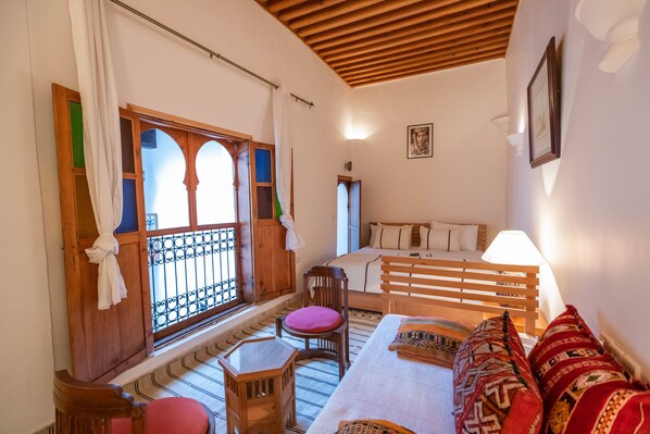 أسرّة بإسفنج يتكيف مع شكل الجسم وواي فاي مجانًا وملاءات أسرّة