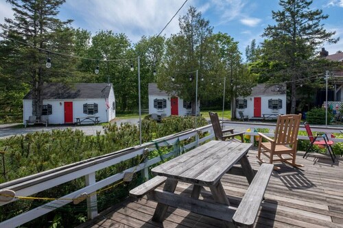 18 Acadia Lodge King Bed AC Open Hearth Inn