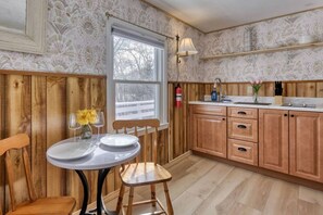 Mikrowelle, Wasserkocher mit Kaffee-/Teezubehör, Toaster