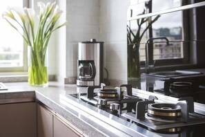 Kühlschrank, Mikrowelle, Herdplatte, Wasserkocher mit Kaffee-/Teezubehör