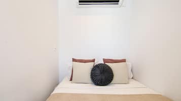 Iron/ironing board, free WiFi, bed sheets