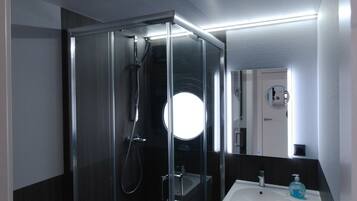 Dusche, Haartrockner, Seife, Toilettenpapier