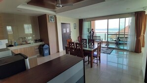 Eine moderne Küche mit Essbereich, ein Balkon mit Blick und eine Tür mit einem Hinweisschild.