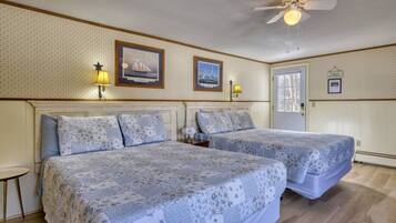 1 chambre, bureau, fer et planche à repasser, lit parapluie