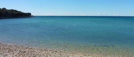 Una spiaggia nelle vicinanze