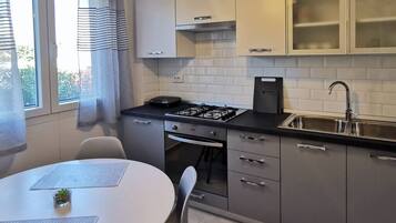 Geladeira, fogão, cooktop, cafeteira/chaleira