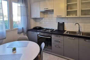 Frigorifero, forno, piano cottura, macchina per tè/caffè
