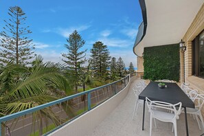 Outdoor dining - Caesars Palace Penthouse (The Entrance)