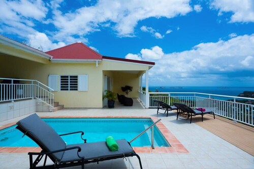 Bonjour with 2 bedroom with far ocean and hill view