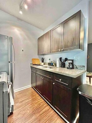 Kühlschrank, Mikrowelle, Ofen, Herdplatte