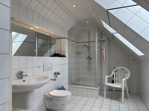 Shower, towels - Villa in Zingst nahe Ostseestrand (Zingst)