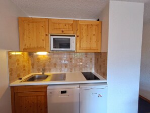 Fridge, oven, stovetop, dishwasher - Studio at the slopes with balcony, parking, 4 people (Les Deux Alpes)