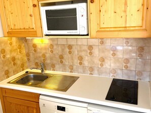 Fridge, stovetop, dishwasher