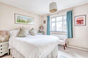 Huoneisto (2 Bedrooms) | 2 makuuhuonetta, ylelliset vuodevaatteet, työpöytä