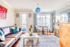 Huoneisto (2 Bedrooms) | Oleskelualue | 24–tuumainen televisio, jossa kaapelikanavat