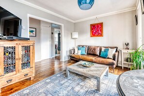 Apartment (2 Bedrooms) | Living area | 24-inch TV with cable channels - Stunning and Warm Home in Wandsworth by Underthedoormat (London)