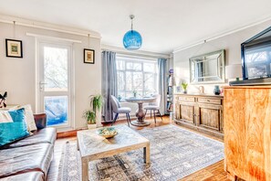 Apartment (2 Bedrooms) | Living area | 24-inch TV with cable channels - Stunning and Warm Home in Wandsworth by Underthedoormat (London)