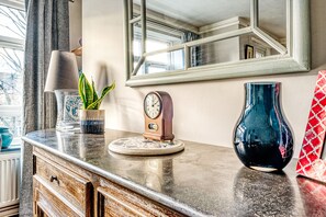Appartamento (2 Bedrooms) | Area soggiorno | TV 24 pollici con canali via cavo