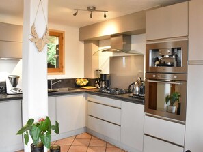 Een koelkast, een microgolfoven, een oven, een kookplaat