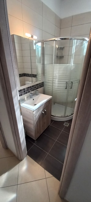 Douche, sèche-cheveux, serviettes fournies, savon
