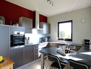 Frigorífico, microondas, horno y placa de cocina