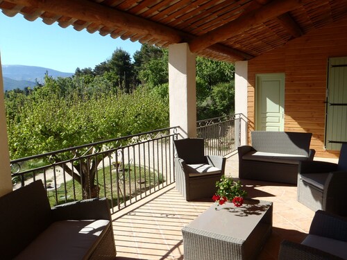 L'Eglantier 1 - gite surrounded by nature facing Mont Ventoux, swimming pool