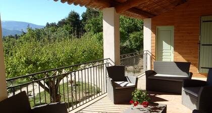 L'Eglantier 1 - gite surrounded by nature facing Mont Ventoux, swimming pool