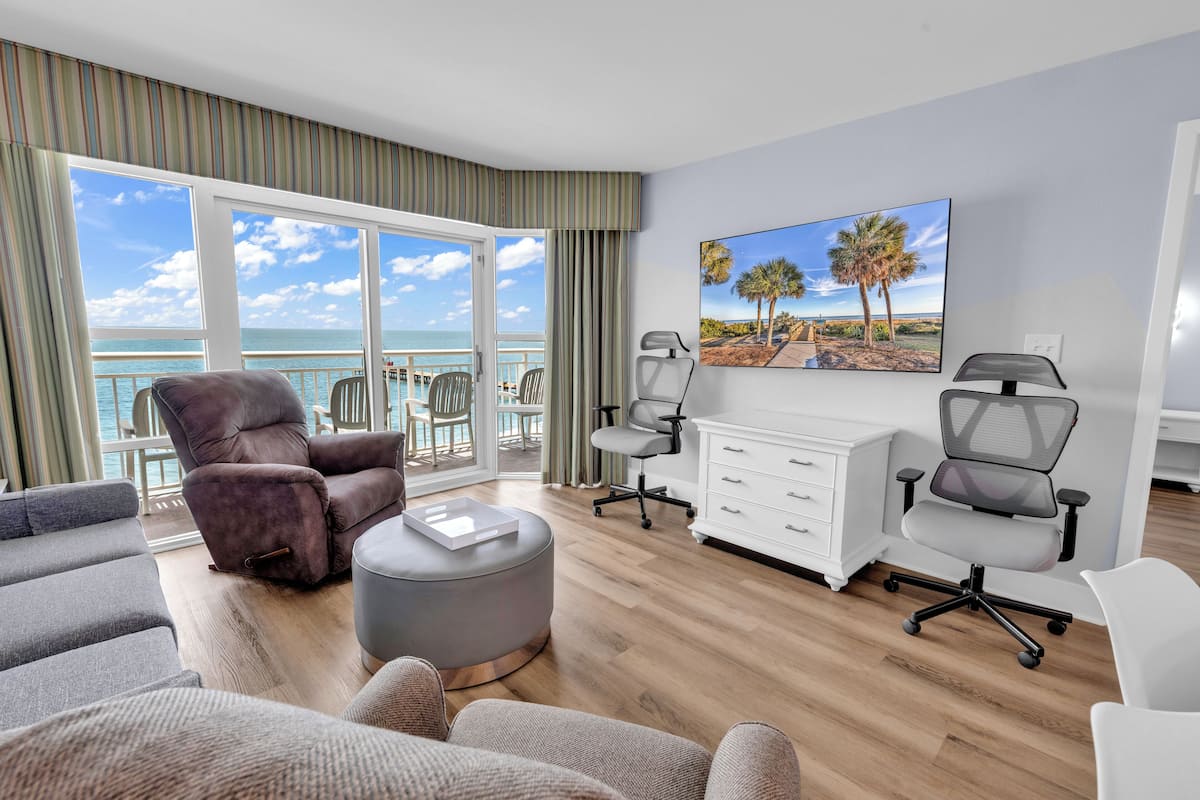 Exclusive Condo, 2 Bedrooms, Non Smoking, 2 Bathrooms | Ruang tamu | 55 inci sebuah televisyen pintar dengan kabel