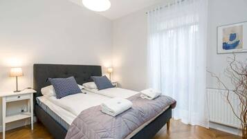 1 dormitori, planxa i posts de planxar, wifi i roba de llit