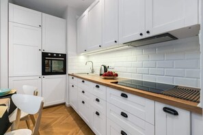 Fridge, microwave, oven, stovetop - Residence Chwaliszewo 62 Poznań | One Bedroom Apartment with Balcony (Poznań)