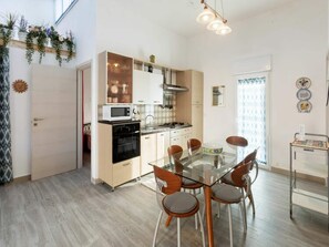 Frigorifero, microonde, forno, piano cottura