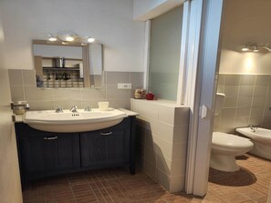 Shower, hair dryer, bidet, towels - Apartment in Alcamo near the Beach (Alcamo Marina)